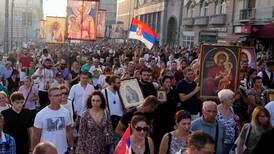 Tusenvis av ortodokse marsjerte mot Europride i Serbia