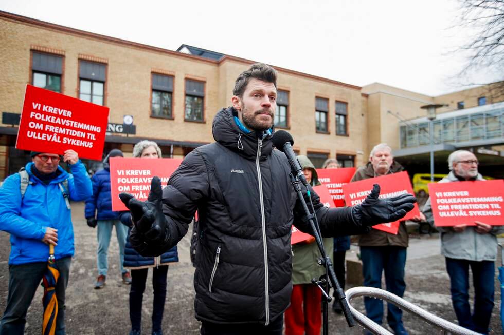 Rødt-leder Bjørnar Moxnes talte i forbindelse med en demonstrasjon der det kreves folkeavstemning om fremtiden til Ullevål sykehus i Oslo mandag. Foto: Javad Parsa / NTB