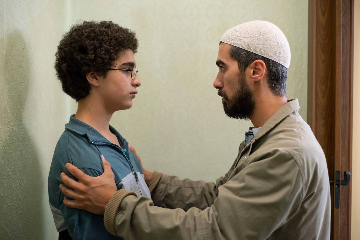 Ahmed (Idir Ben Addi) i møte med imamen (Othmane Moumen) som fremstilles som en viktig støttespiller og for ham en slags vikarierende farsfigur. Foto: Christine Plenus/Arthaus.