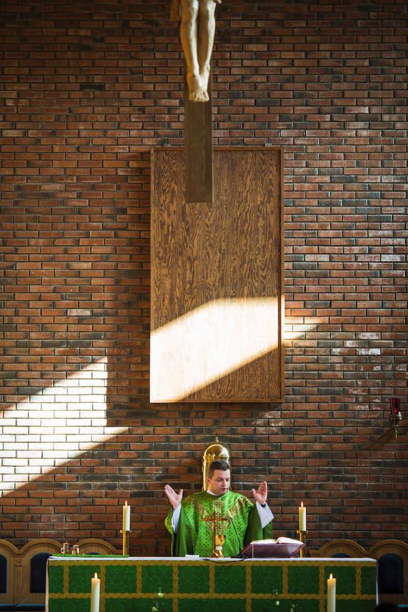 Krzysztof Ireneusz Wanat holder messe i St. Johannes kirke på Bredtvet i Oslo. Menigheten omfatter det aller meste av Groruddalen i Oslo kommune.