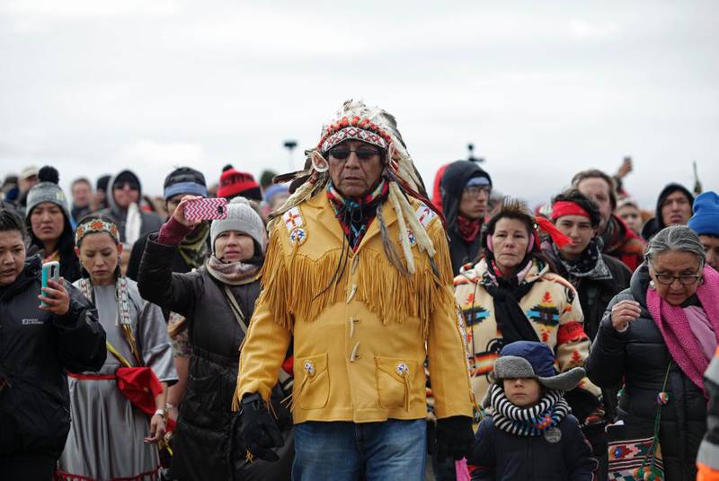 BØNESAMLINGAR: Høvding Arvol Looking Horse, ein av dei fremste  andelege leiarane til Sioux Nation, har leia bønesamlingar like ved  oljeleidningen.