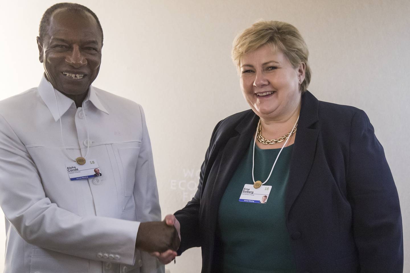 Statsminister Erna Solberg møtte Guineas president Alpha Condé under Verdens økonomiske Forum i Davos i 2018. I september i år ble han styrtet i et militærkupp. Foto: Heiko Junge / NTB