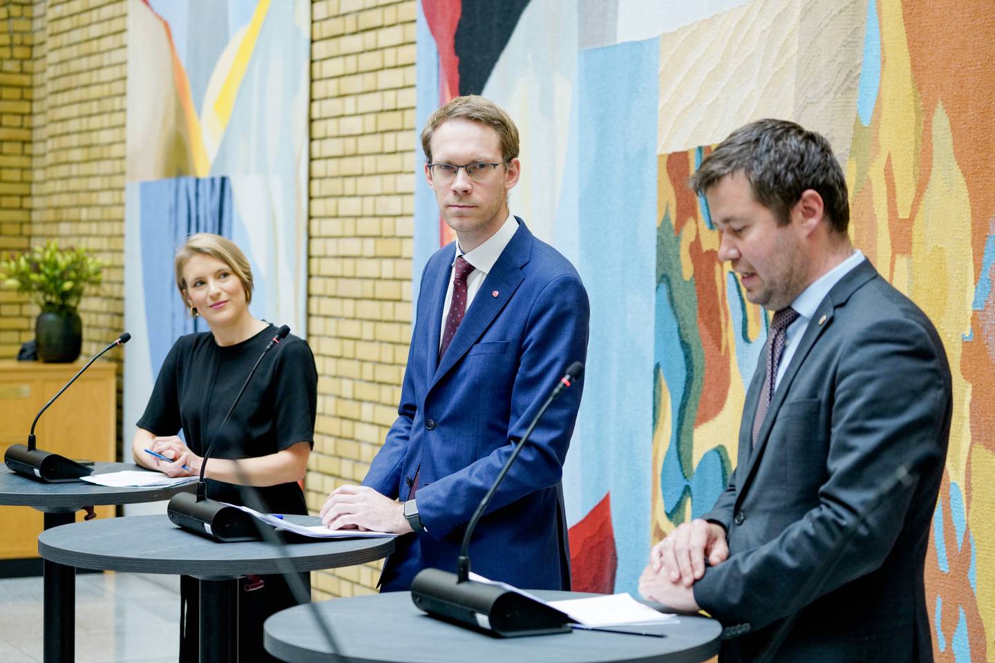Kari Elisabeth Kaski (SV), Eigil Knutsen (Ap) og Geir Pollestad (Sp) er kommet til enighet i revidert nasjonalbudsjett.
Foto: Ole Berg-Rusten / NTB