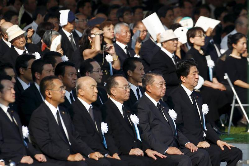 Japans statsminister Shinzo Abe var blant dem som deltok på minnemarkeringen i Hiroshima. 