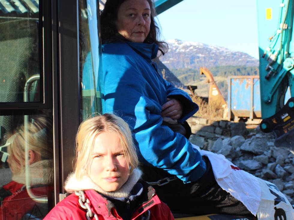 Gina Gylver og Anne-Line Thingnes Førsund har lenket seg fast til anleggsmaskinene ved Førdefjorden - 26. april 2022