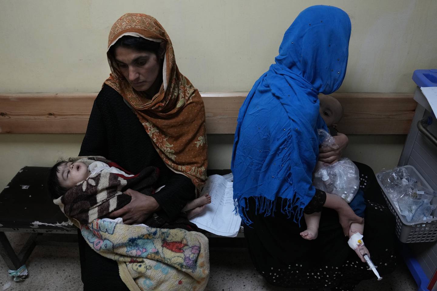 FN anslår at over éin million afghanske barn trenger behandling for underernæring, men for mange lar hjelpa vente på seg. Foto: AP / NTB