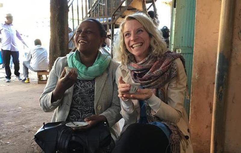 Jeritu Berhanu (48), lederen for WEWEP, er en av de etiopiske kvinnene som Marit Breen samarbeider tett med. De møtes gjerne for en prat på en av Ghimbis lokale kafeer.