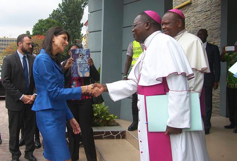 USAs FN-ambassadør Nikki Haley møtte sist høst medlemmer av den katolske bispekonferansen i Kongo. Her hilser hun på Fridolin Ambongo, sannsynlig etterfølger av kardinal Laurent Monsengwo som den katolske kirkens leder.