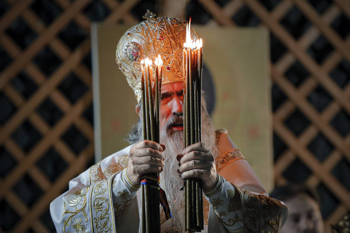 VIL IKKE ENDRE: Erkebiskop Teodise har sagt at Den rumensk.ortodokse kirke ikke vil endre på dåpsritualet, ifølge The Guardian.