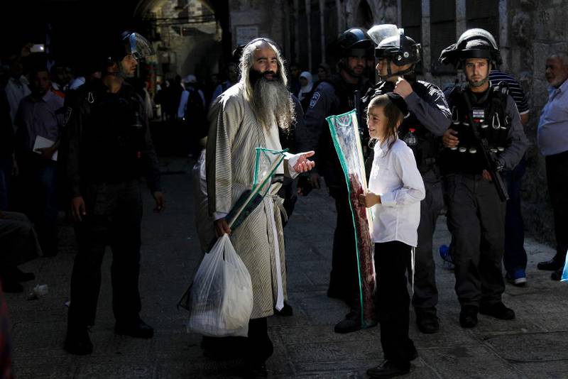 En ultra-ortodoks jøde blir stoppet av israelsk politi i gamlebyen i Jerusalem. 