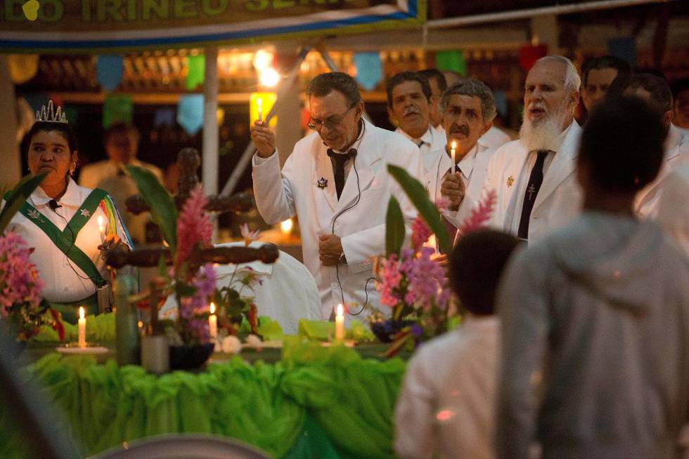 Gudfar Alfredo Gregorio  leder en religiøs seremoni i kirkesamfunnet Holy Daime i Brasil. Å drikke «jungel­vinen» Ayahuasca er en del av deres religiøse ­praksis. – Bruk av slike stoffer er å klusse med hjernen, mener eier av Reiseklinikken, Gunnar Hasle.
