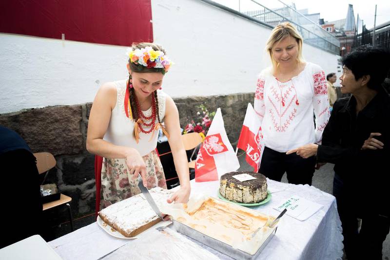 Joanna Kucharczyk solgte tradisjonelle polske kaker under kulturdagen i St. Olavs kirke.