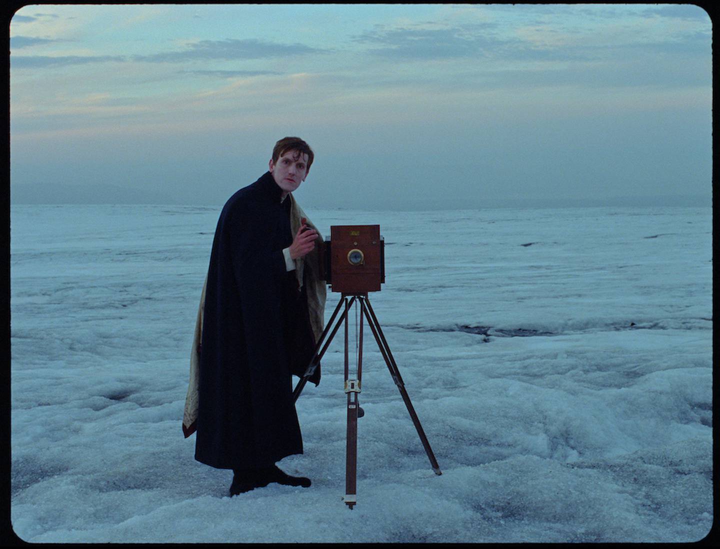 Presten Lucas (Elliott Crosset Hove) drømmer om å forevige mennesker og natur på Island. (Foto: Ymer Media / Maria Von Hausswolf)