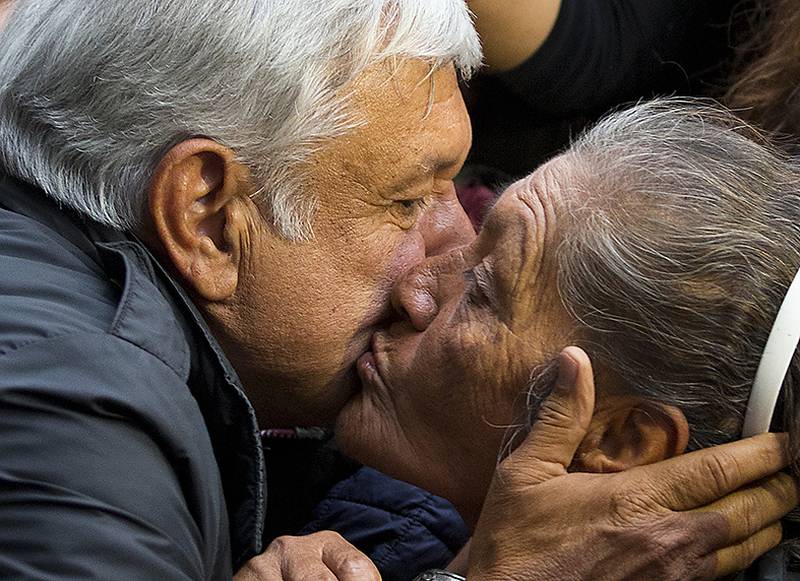 Venstreorienterte Andres Manuel Lopez Obrador er storfavoritt før presidentvalget i Mexico i juli. Her klemmer han en eldre kvinnelig tilhenger.