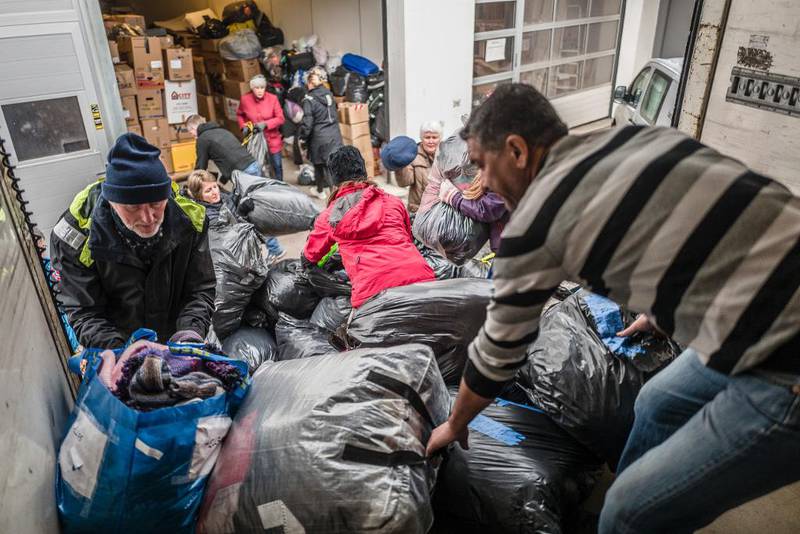 30 tonn med klær, pledd, sko og soveposer fra norske hjem skal sendes til Hellas. Mona Underdal-Loktu og Asker og Bærum-gruppen er bare én av mange i Refugees Welcome-bevegelsen som fortsatt er i sving. Gruppene bidrar med alt fra klesinnsamlinger til støtte under asylsøknadsbehandling