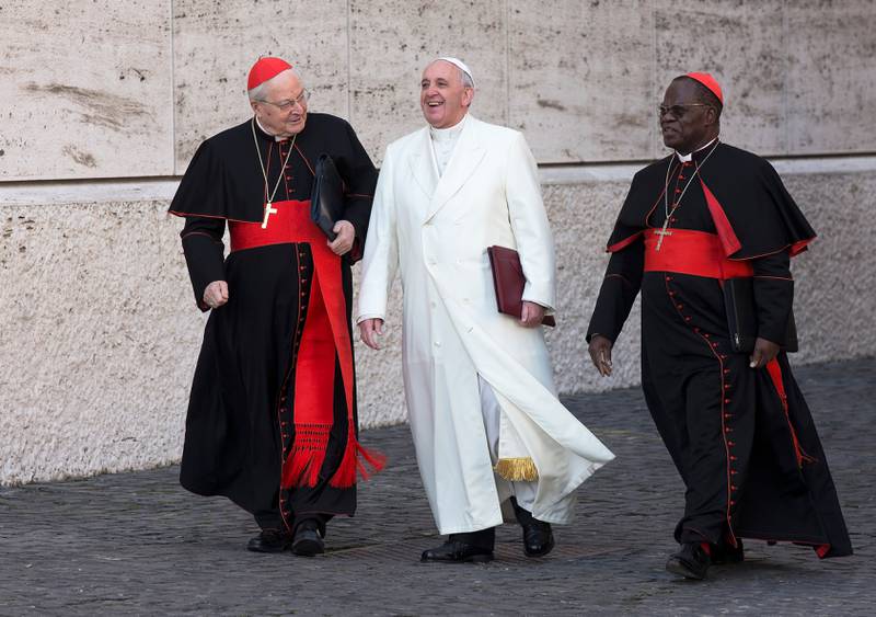 Den romerskkatolske kardinal Laurent Monsengwo (til høyre) er blitt den mest markante røsten mot president Joseph Kabilas regime i DR Kongo. Her er han sammen med pave Frans og kardinal Angelo Sodano under et ekstraordinært møte i Vatikanet i 2014.