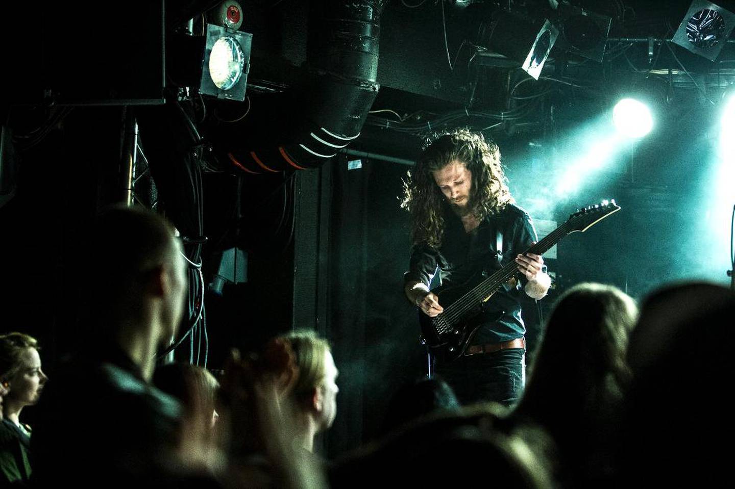 – Jeg skulle jo aldri bli lovsangsgitarist, jeg er jo metalgitarist, sier Chris Slettvoll. Han spiller gitar i bandet Fastlane Flower.