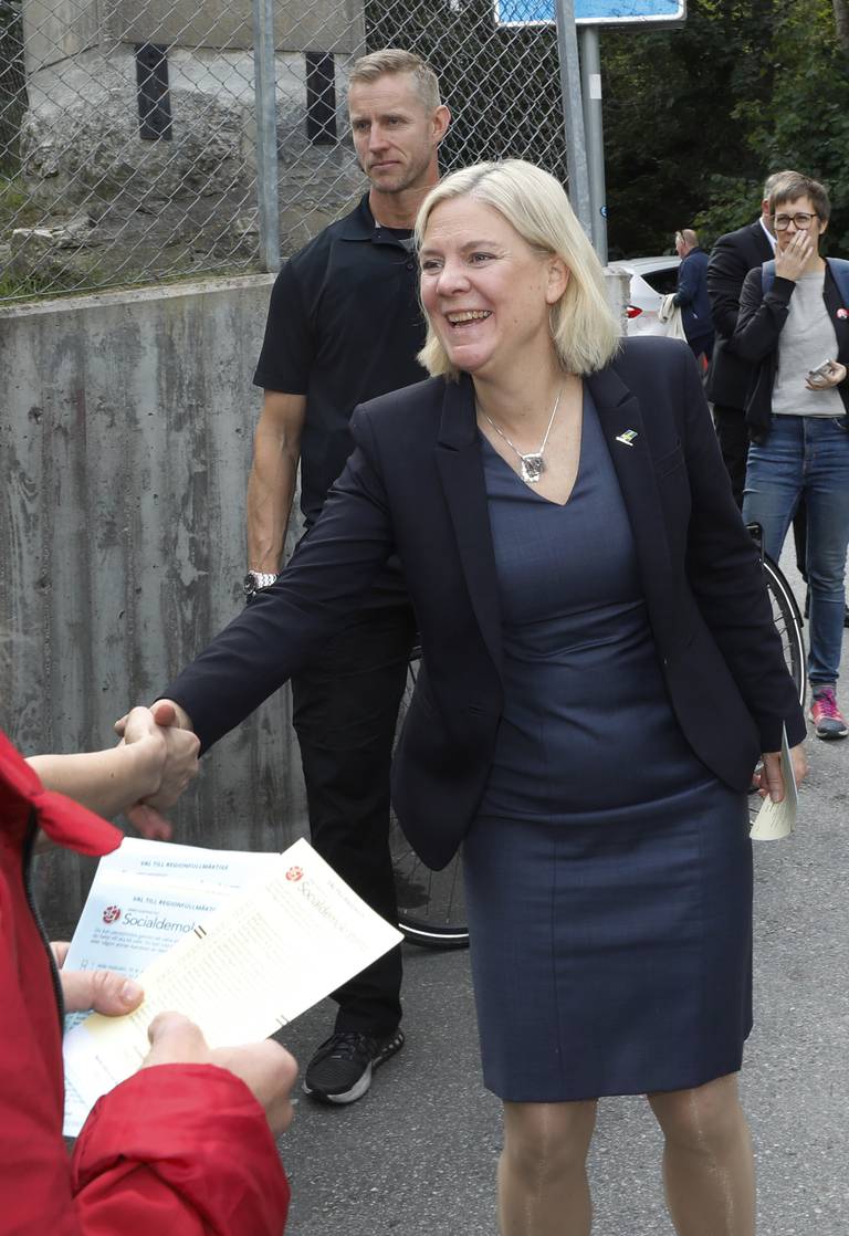 Statsminister Magdalena Andersson (S) hilser på fremmøtte utenfor valglokalet. Foto: Ali Lorestani / TT / NTB
