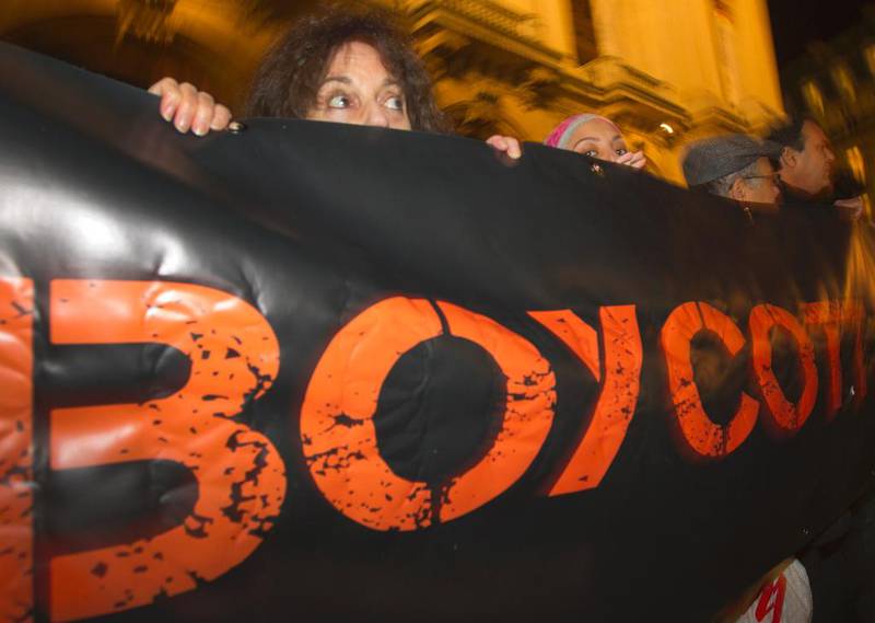 Bevegelsen for økonomisk, kulturell og akademisk boikott av Israel startet etter et palestinsk initiativ i 2005, og har vokst til et internasjonalt aktivistnettverk. Her fra en demonstrasjon for boikott av Israel i Paris i 2012.