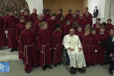 Her synger koret St. Hallvard-guttene Deilig er jorden til pave Frans, som gir applaus