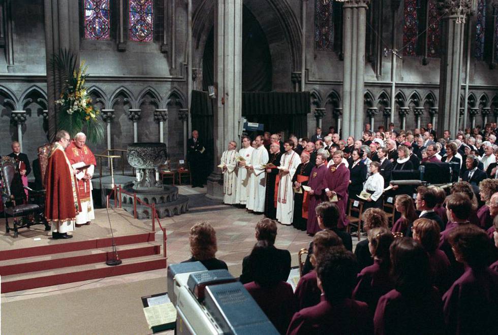 Gudstjenesten i Nidarosdomen var høydepunktet under pavens Norges-besøk i 1989. På bildet ser vi pave Johannes Paul II og Nidaros-biskop Kristen Kyrre Bremer foran alteret.
