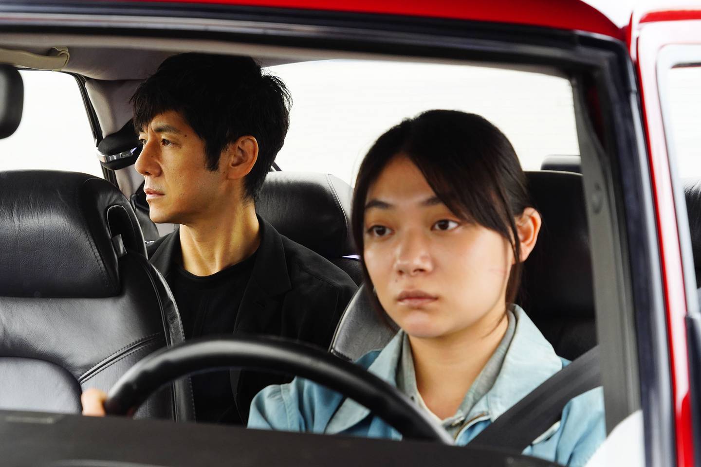 Den japanske Cannes-favoritten «Drive My Car» er basert på en novelle av Haruki Murakami, i likhet med «Norwegian Wood» oppkalt etter en Beatles-låt. Filmen har en rød Saab 900 som rød tråd. Foto: Arthaus  