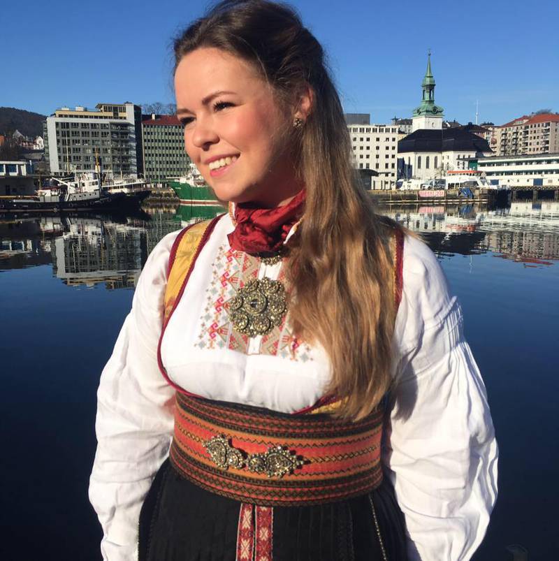 – Tidligere 17. mai-feiringer i Oslo og i Bergen har jeg smilt hele dagen, mens Kristiansand ga meg tårer i øynene, sier Emilie Hesselberg som opplevde å bli hetset under borgertoget i Kristiansand.