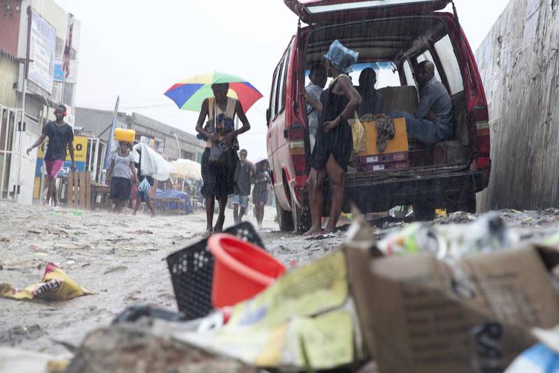 Søppelet hoper seg opp i gatene i Angolas hovedstad Luanda, noe som har medført økt smittefare for farlige sykdommer. Kraftig kutt i oljeinntektene har ført til at renovasjonsbudsjettet er kuttet med to tredeler.