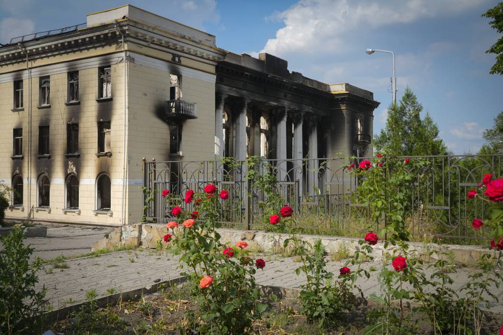 Røde roser foran et utbombet teater i byen Lysytsjansk i Luhansk-regionen i Øst-Ukraina 16. juni. Hittil i krigen har over 150 ukrainske kulturarvsteder blitt delvis eller fullstendig ødelagt i krigføringene. Foto: Efrem Lukatsky / AP / NTB