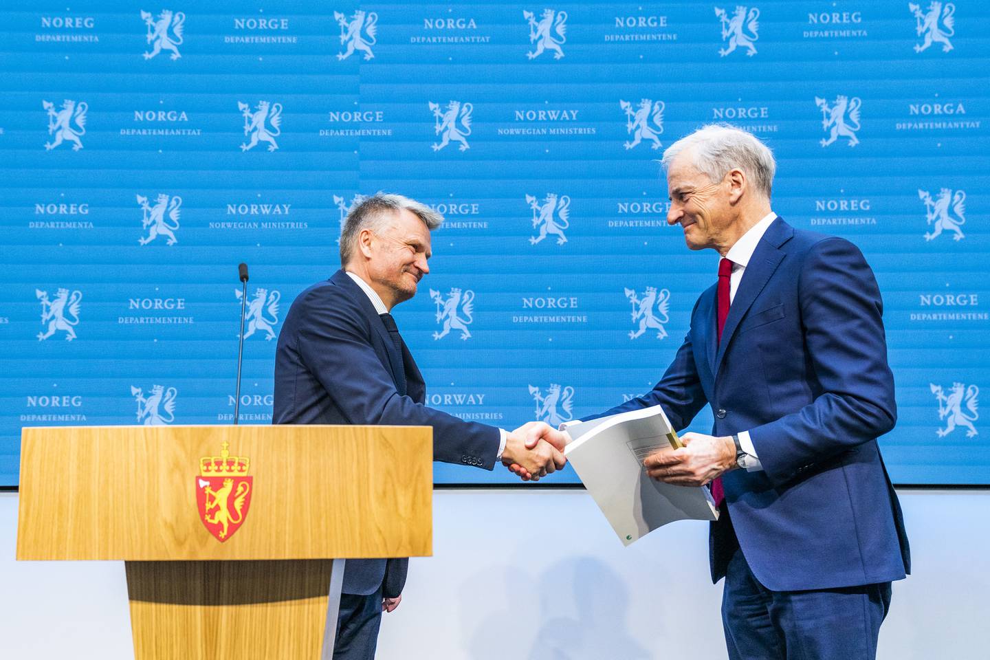 Koronakommisjonens leder Egil Matsen (til venstre) overleverte rapporten til statsminister Jonas Gahr Støre tirsdag. Foto: Håkon Mosvold Larsen / NTB