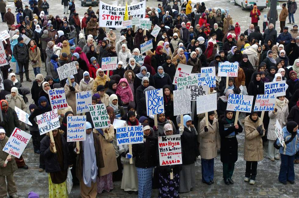 Mange likestillingsforkjempere hevder kvinner som bruker hijab er undertrykte, til tross for at de selv hevder det motsatte. Nå beskyldes høyresiden for å vinne definisjonsmakten over det religiøse hodeplagget. På bildet demonstrerer muslimske kvinner i Oslo for sin rett til å bære skaut i Norge. 