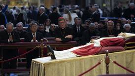 Se opptak av begravelsen til tidligere pave Benedikt
