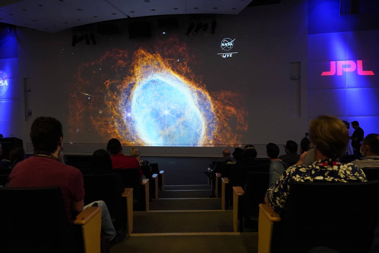 Et bilde av stjernetåke, tatt fra James Webb-romteleskopet, vises under en pressekonferanse på NASA Jet Propulsion Laboratory i forrige uke. Man har store forventninger til James Webb-teleskopets muligheter. Foto: Marcio Jose Sanchez / AP / NTB