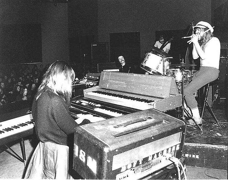 I 1971 spilte britiske Soft Machine fullsatte konserter på Henie Onstad. Bandet er kjent for sine eksperimenterende sceneshow med lys- og lydeffekter.