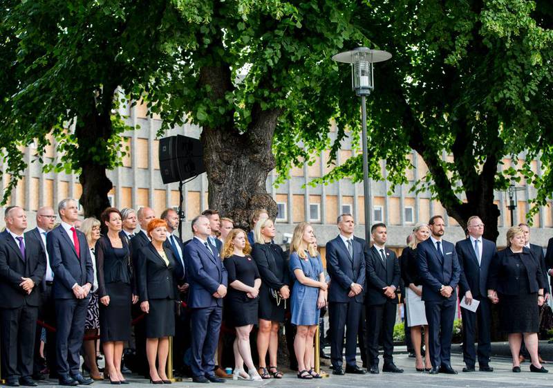 Både NATOs generalsekretær Jens Stoltenberg, kronprinsparet, regjeringsmedlemmer, pårørende, etterlatte og AUF-medlemmer var til stede.