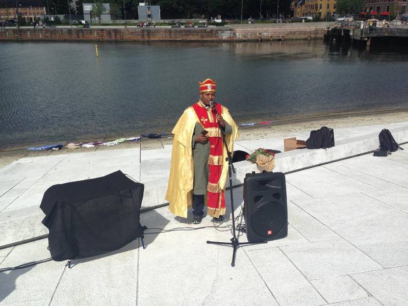 Prest Dawit Haile frå den eritreiske kyrkja i Oslo hadde også liturgisk bøn på operataket fredag. 