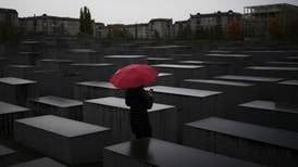 Tyske politifolk tok armhevinger på holocaust-monument i Berlin