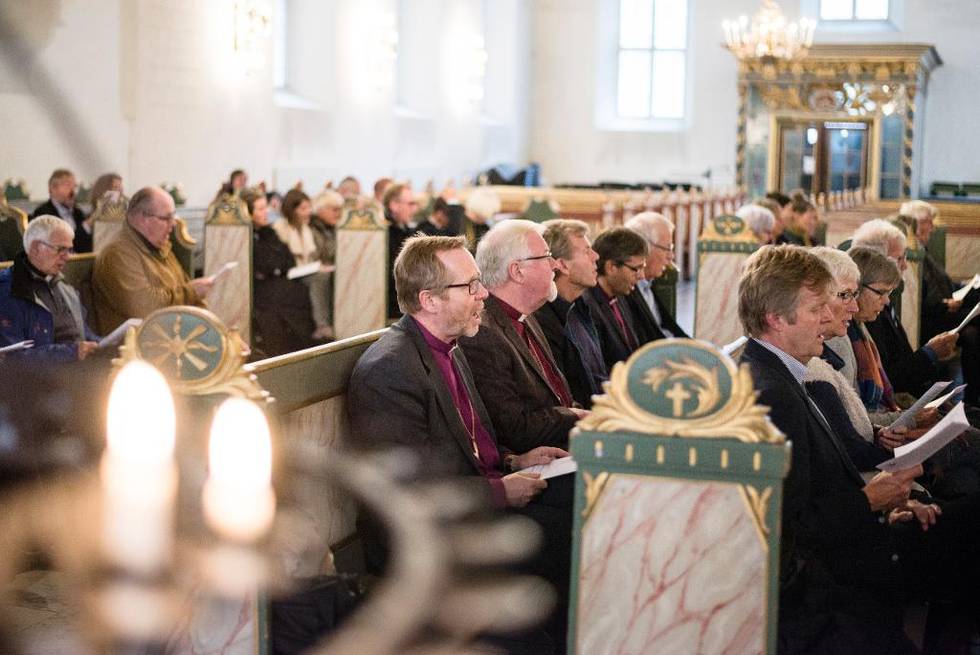 Bispemøtet startet som vanlig med en gudstjeneste. Halvor Nordhaug, visepreses i bispekollegiet i Den norske kirke (midten), mener kirken har et ansvar for de elevene som velger bort skolegudstjenestene.