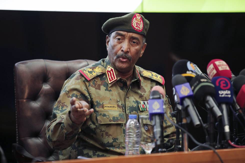 Lederen for kuppmakerne i Sudan, general Abdel-Fattah Burhan, sier landets militære vil la de politiske partiene og sivilsamfunnet danne regjering. Foto: AP / NTB