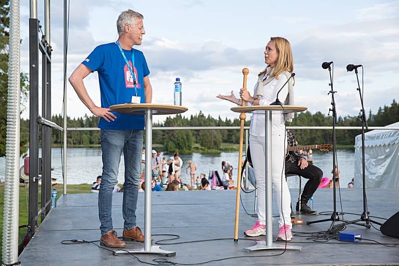 Petter Myhr i samtale med kulturminister Linda Hofstad Helleland under pilegrimskvelden ved Lianvannet i Trondheim under Olavsfestdagene i juli i år.