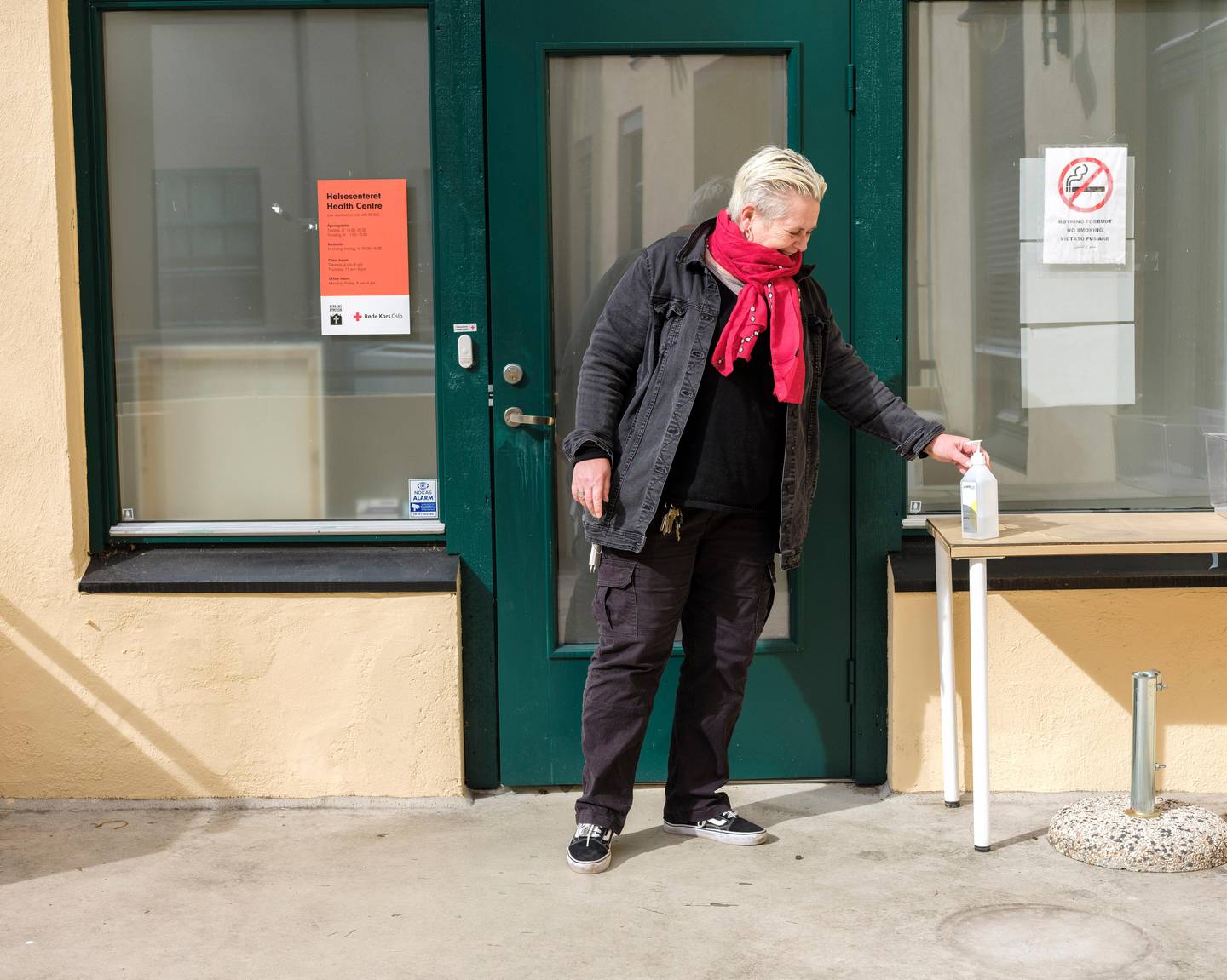 Koordinerende sykepleier Hilde Marie Reksjø i bakgården på helsesenteret for papirløse
