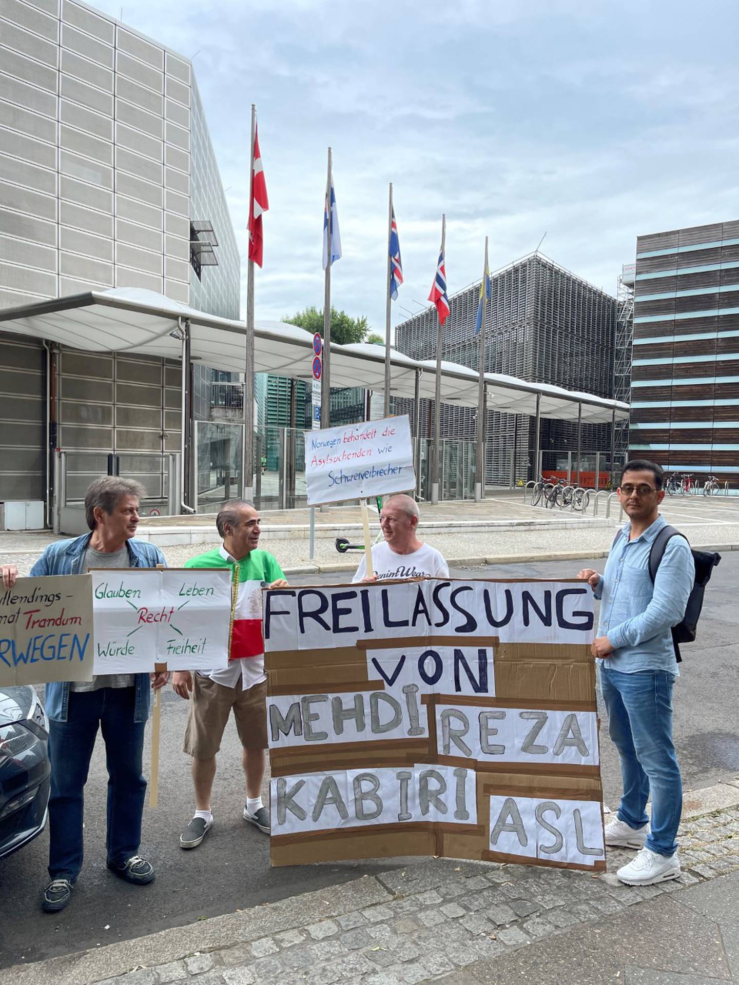Demonstrasjon for Mehdireza Kabiriasl foran den norske ambassaden in Berlin den 23.06.21