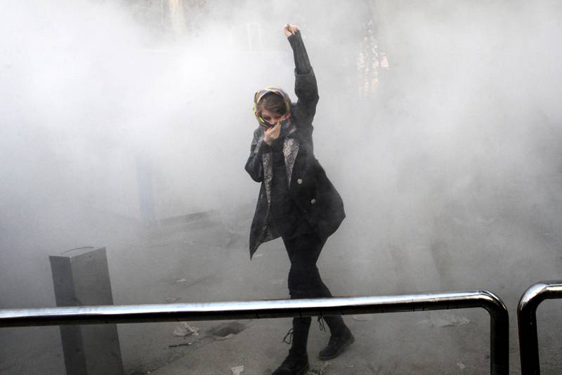 Rundt nyttår ble det iranske prestestyret overrasket av gateprotester i en rekke byer i landet. Aksjonister som vil kaste hijaben er blitt symboler for frihetskampen.