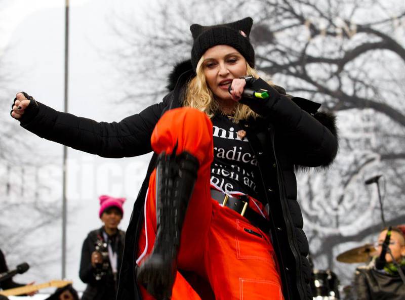 Madonna opptrer under kvinnemarsjen i Washington lørdag.
