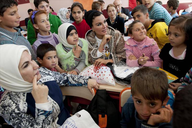 Hennes høyhet Sheikha ­Mozah av Qatar vil skaffe én milliard dollar for å hjelpe verdens fattigste og mest marginaliserte barn til skolegang. Sist høst besøkte hun syriske barn i flyktningleirer i Tyrkia.