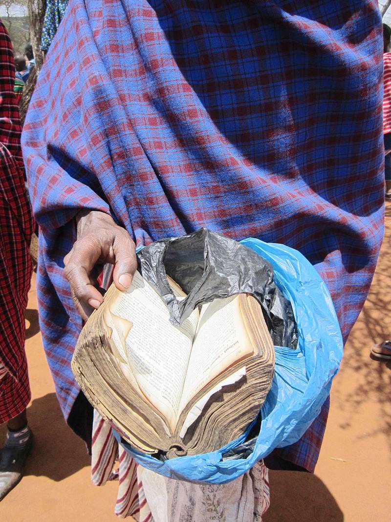 Blant maasaiene som fortsatt lever nomadisk, er det også et betydelig innslag av kristne – og Bibelen blir flittig lest.