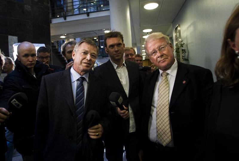 Carl I. Hagen (t.h.) og Kjell Magne Bondevik var toppolitikere i samme periode. Her møtes de i Oslo tingrett i 2010, da de begge vitnet i saken mot to bedrageritiltalte stortingsrepresentanter. 