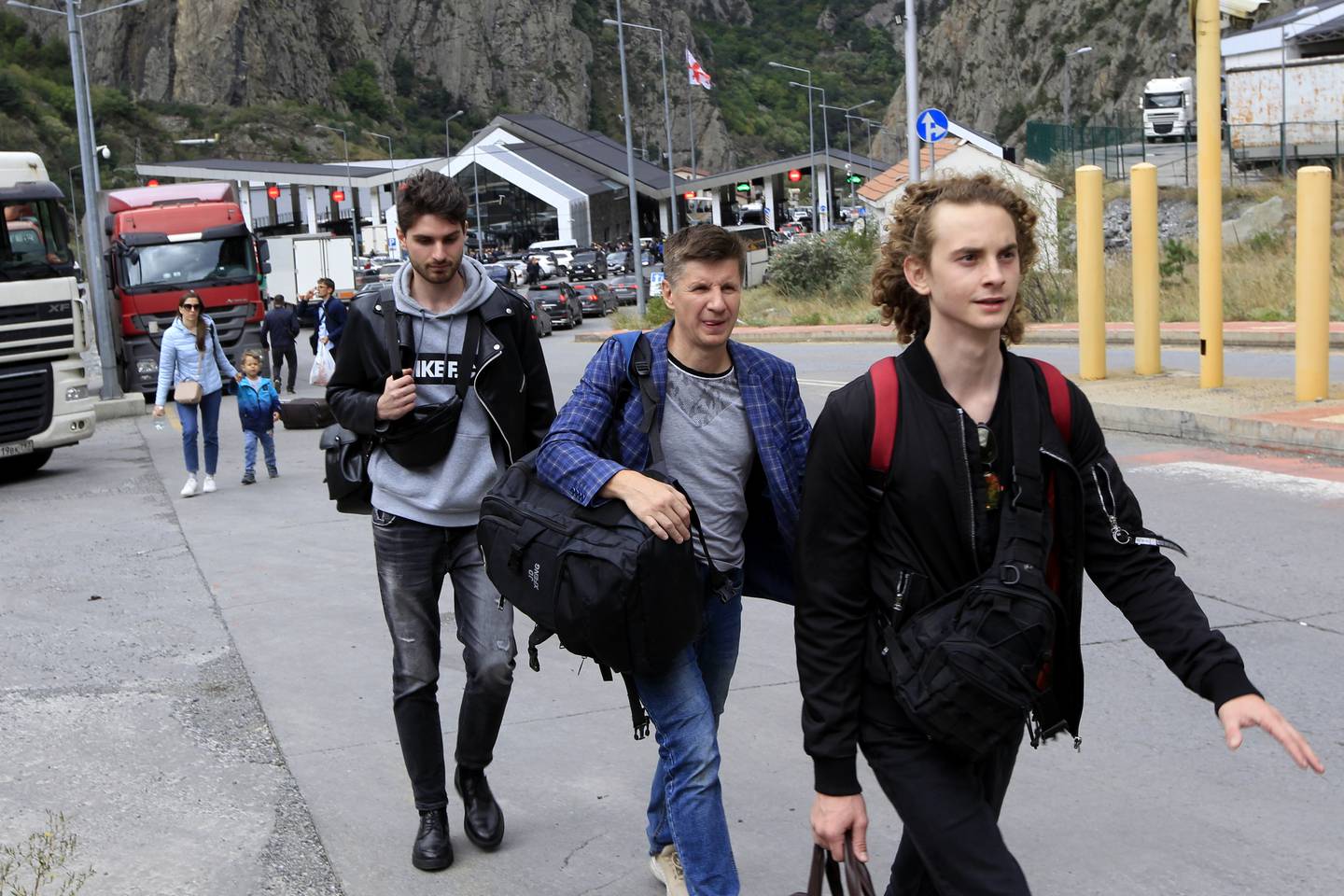 En gruppe unge russere går langs grenseovergangen Verkhnu Lars mellom Georgia og Russland. Foto: Shakh Aivazov / AP / NTB