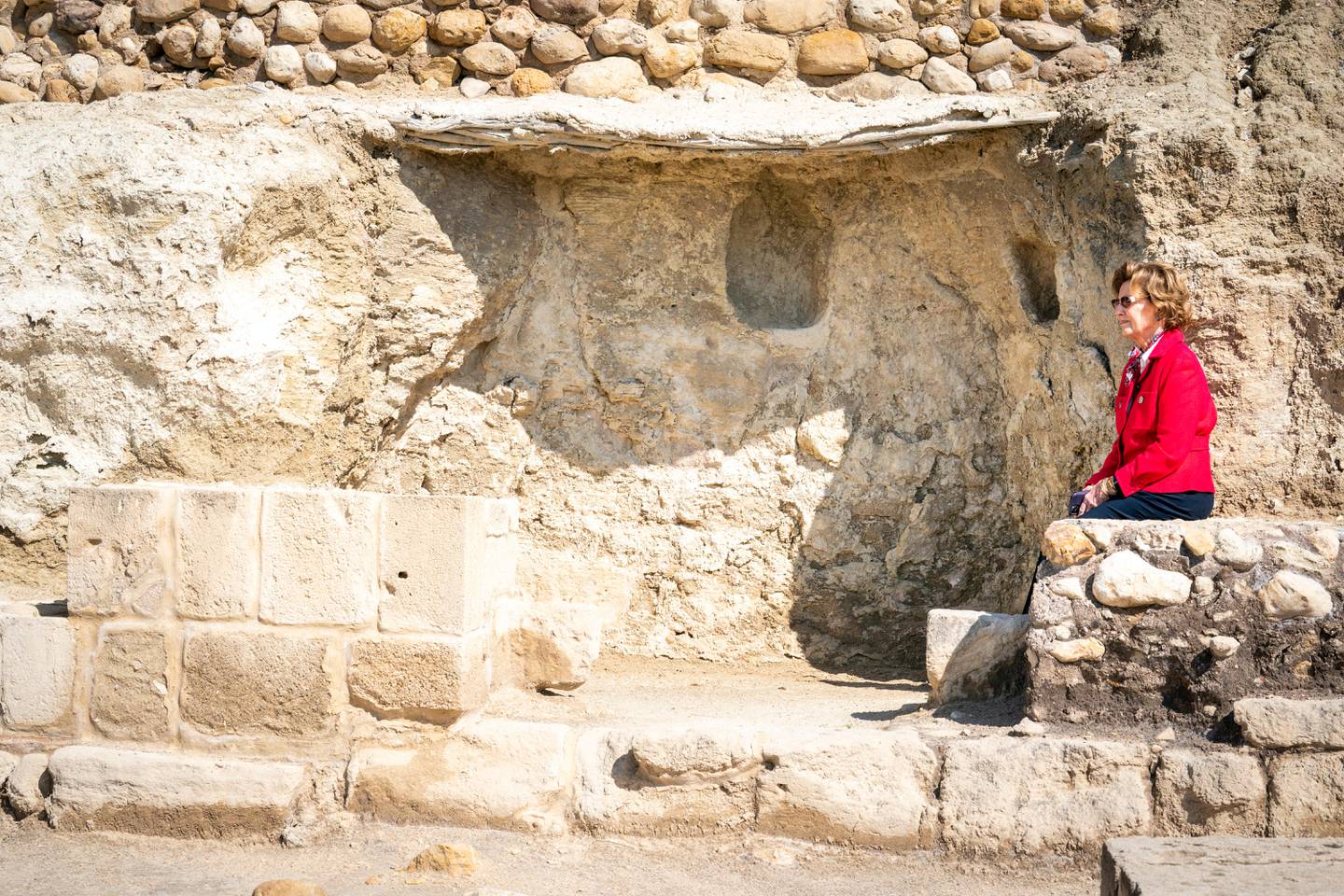 Al-Maghtas , Jordan 20200303. 
Dronning Sonja sitter alene i døperen Johannes sin grotte ved den østlige bredden av Jordanelven der Jesus ble døpt av Johannes døperen. Det historiske og arkeologiske verdensarvstedet heter Al-Maghtas, som betyr "dåp" eller "fordypning" på arabisk. 
Kongeparet er på et tre dagers statsbesøk i Jordan.
Foto: Heiko Junge / NTB scanpix