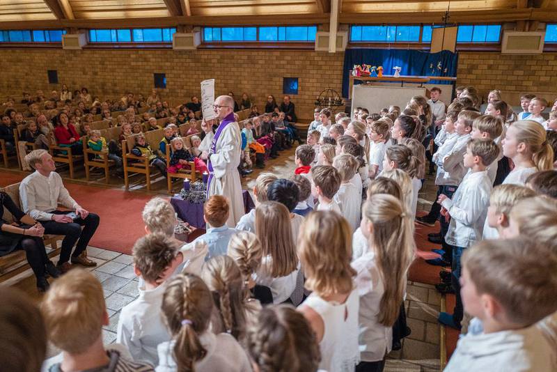 STOR MEDVIRKNING: Femteklassingene ved Jar skole har øvd på gudstjenesteinnslag helt siden oktober. De bidrar­ med korsang, opplesning av juleevangeliet og lystenning.